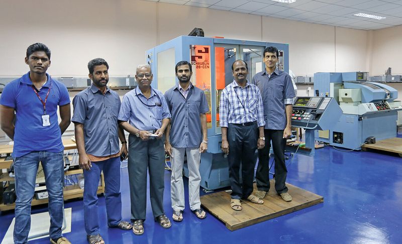 Das Team des Institutes für Medizintechnik vor der 3,5-Achs-Präzisionsfräsmaschine 28-CCN von Schaublin und der Hochpräzisionsdrehmaschine 125-CCN. (Anne Richter, SMM)