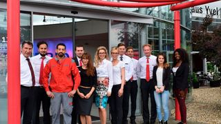 Das Team vom Autohaus Levy freut sich auf seine Kunden. (Holz / »kfz-betrieb«)