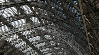 Die DIN EN 1090 löst die in Deutschland bis dahin gültigen Normen DIN 18800-7 für Stahlbauten sowie DIN V 4113-3 für Aluminiumkonstruktionen ab. (Bild: Lupo/pixelio.de)