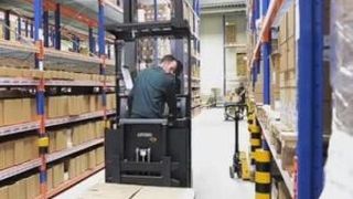 Collonil vertraut bei den Flurförderzeugen im neuen Logistikzentrum auf Crown-Technik. (Bild: Collonil-Video öffentlich auf Youtube)