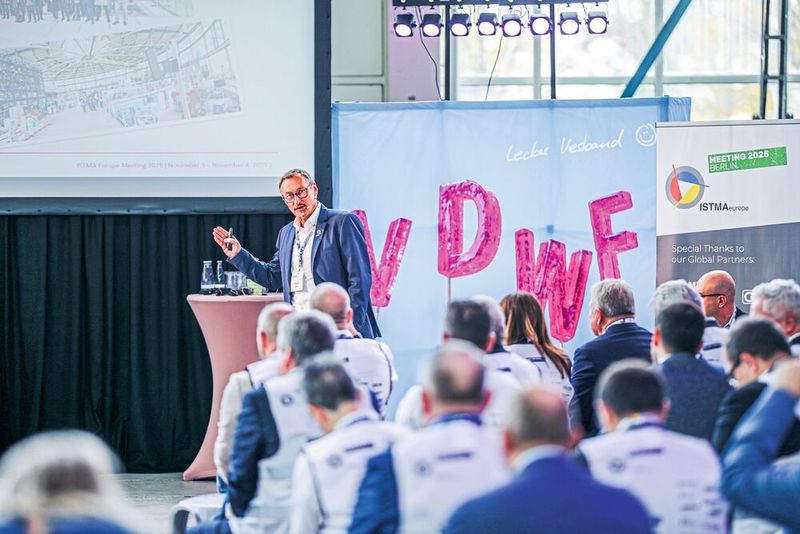 Stephan Berz, Präsident von ISTMA Europe und Markenbotschafter des VDWF, führte durch das Programm und beleuchtete in seinem Vortrag die wirtschaftlichen Perspektiven und Transformationsprozesse im Werkzeugbau. (Bild: VDWF)