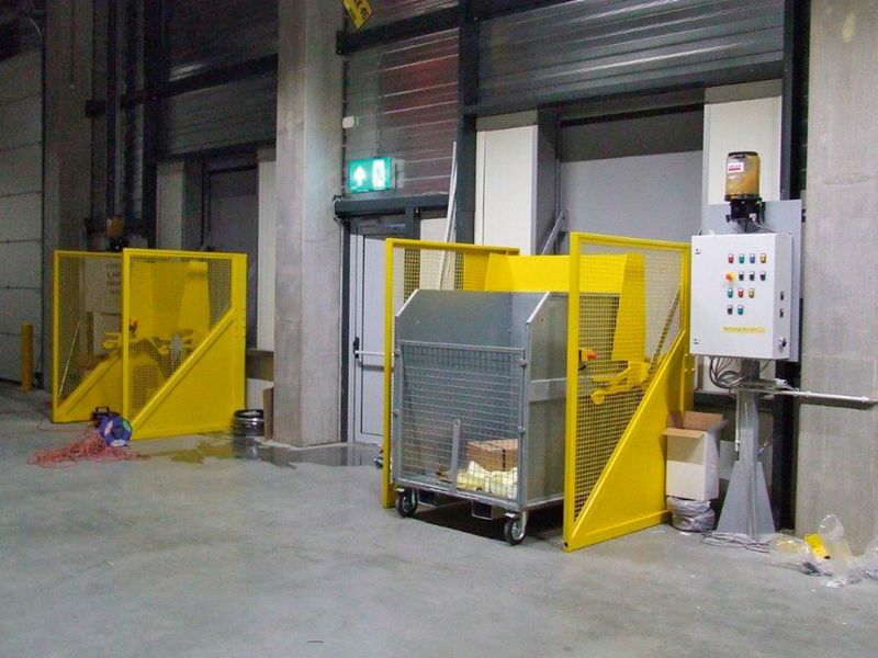 Auf jeweils zwei Gebäudeebenen nehmen mechanische Hub-/Kippvorrichtungen die 2200 l fassenden Gitterbehälter auf. (Bild: H&G Entsorgungssysteme)