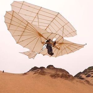 Flug des Lilienthal-Doppeldeckers: Ende Juli 2019 gelangen dem DLR-Mitarbeiter Markus Raffel erstmals dokumentierte Flüge mit einem Nachbau des ersten Doppeldeckers der Welt.