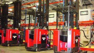 Bild 1: Die Stapler hängen mit ihrer Batterie an dezentralen Ladestationen. Die Fahrer können Pausen und Schichtwechsel für dieses Prozedere nutzen –die Arbeitszeit wird durch den Ladevorgang nicht beeinträchtigt.  Bilder: Aero-Vironment (Archiv: Vogel Business Media)