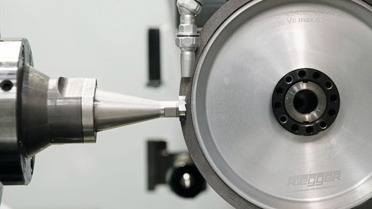 «InsertsPro», das Softwarepaket von Anca zum Schleifen von Wendeschneidplatten, ermöglicht Herstellern von Schneidwerkzeugen den unkomplizierten Einstieg in die Wendeschneidplattenfertigung durch fortschrittliche Simulation, Automatisierung und optimierte Funktionen.(Bild:  Anca)