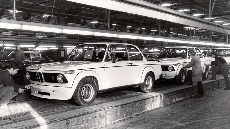 Ab Werk gab es den 2002 Turbo lediglich in den Farben Polaris-Metallic (Silber) und Chamonix (Weiß). Den berühmtberüchtigten Turbo-Schriftzug in Spiegelschrift ließ BMW dann in der Serie weg. (Bild: BMW)