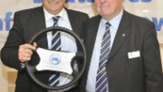 Führungswechsel bei der Kfz-Innung Göppingen: Ludger Wendeler (li.) übernimmt die Obermeisteraufgaben von Klaus Heschke. (Foto: Zietz)