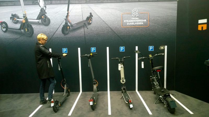 Mobile Geräte mit Akku mal anders: Trekstor zeigt seine eScooter auf der Messe. Einer davon läuft sogar mit Allradantrieb. (IT-BUSINESS)