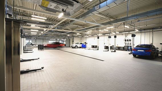 Sind bei Ihnen auch Bühnen frei? Jetzt gilt es im Markenhandel, die Werkstatt durch aktive Maßnahmen wieder besser auszulasten. (Bild: © PixieMe - stock.adobe.com)