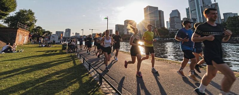 Skelettmuskeln sind weit mehr als nur „Motoren“ für Bewegung: Sie spielen eine zentrale Rolle im Glukosestoffwechsel und damit auch bei der Entstehung von Typ-2-Diabetes. Wissenschaftler fanden nun heraus, dass genau dieser Stoffwechsel bei Männern und Frauen unterschiedlich funktioniert. (Symbolbild)(Bild:  frei lizenziert / Joshua Tsu / Unsplash)