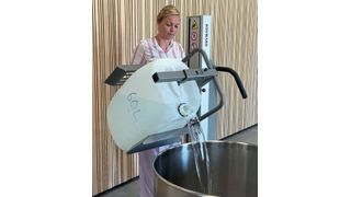 Diese mobile Abfüllhilfe von Hovmand erleichtert der Bedienerin wesentlich das Kippen schwerer Kanister und sorgt somit für ergonomisches Arbeiten. (Hovmand)