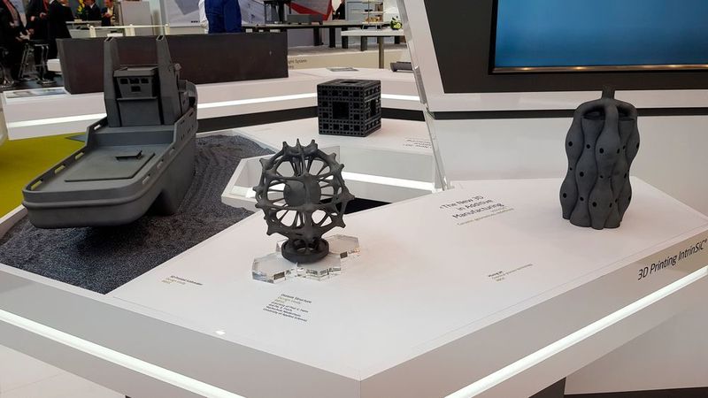 Schunk Carbon Technology stellte sein pulverbasiertes Binder-Jetting-Verfahren IntrinSIC für große und komplexe Siliciumcarbid-Bauteile vor. Durch Weiterentwicklung der Technologie konnte die Homogenität der Keramik und damit die Festigkeit der Komponenten gesteigert werden. (D.Quitter/konstruktionspraxis)
