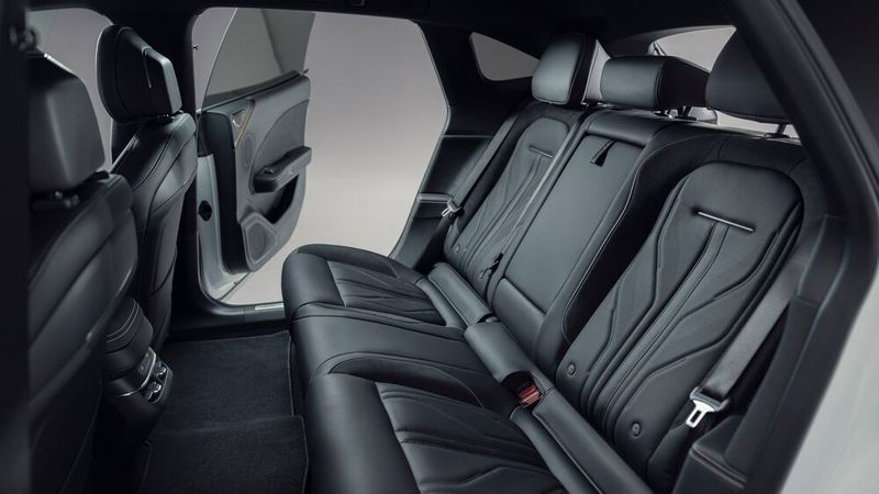 Den Fondgästen bietet der 7GT eine gute Beinfreiheit. (Bild: Zeekr)