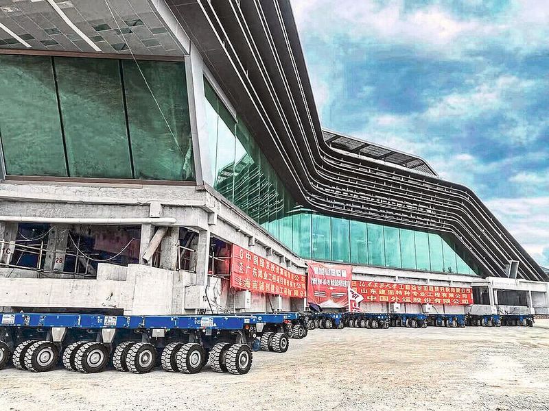 Das 90 Meter lange Hotel musste mit hoher Präzision nivelliert und 500 Meter weiter wieder positioniert werden. Auch galt es, das Gebäude einmal im und einmal gegen den Urzeigersinn um 63 Grad zu drehen. (Bild: TII Scheuerle)