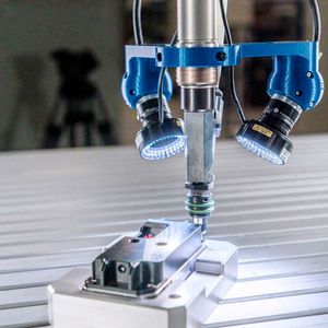 Mithilfe von künstlicher Intelligenz und Kamerafunktion kann die Robotersteuerung Mirai dem Roboter dabei helfen, auch komplexe Aufgaben im Rahmen einer Schraubmontage prozesssicher zu übernehmen. Das wäre früher aufwendig und teuer geworden, so Deprag.(Bild:  Deprag)