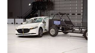 Das Insurance Institute for Highway Safety überarbeitet seinen Seitencrash-Test. Die Anforderungen an die Crashmanagementsysteme werden damit deutlich steigen. (Insurance Institute for Highway Safety)