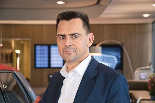 Martin Sander, Leiter Vertrieb Deutschland: Audi erwartet von Händlern einen markenkonformen Auftritt – auch im Internet. Partner können daneben aber auch ihre eigene Händlermarke pflegen. Martin Sander, Leiter Vertrieb Deutschland: Audi erwartet von Händlern einen markenkonformen Auftritt – auch im Internet. Partner können daneben aber auch ihre eigene Händlermarke pflegen.