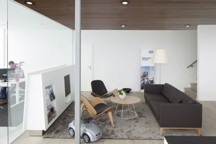 Der Living-Room zeichnet sich durch naturbelassenes Holz, gemütliche Teppiche und komfortable Sitzgelegenheiten aus. Im Foto die Sitzecke im Autohaus Sachs. Ziel ist es ... (Foto: Volvo)