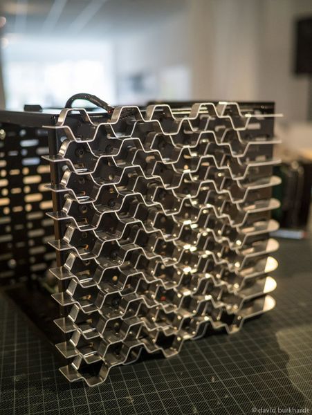 Abbildung 7: Protonet nutzt zur Kühlung der Hardware den Kamineffekt . Dieser entsteht, wenn warme Luft nach oben geleitet wird, so dass kältere Luft von unten nachströmen kann. (Bild: Protonet GmbH)