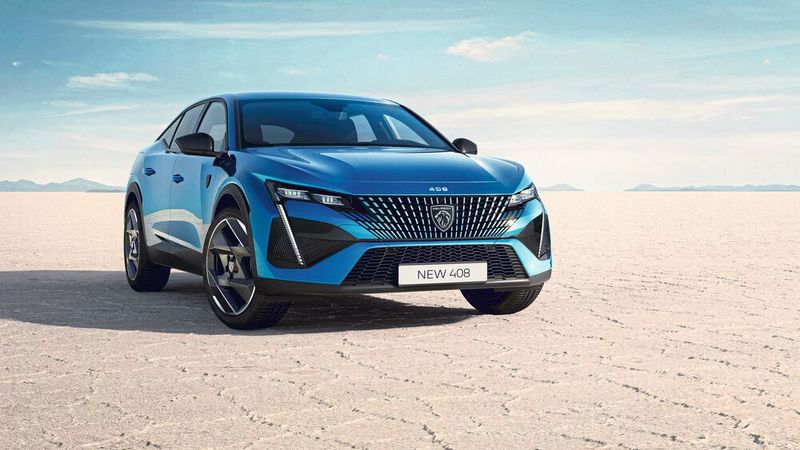 Die Frontpartie ist geprägt durch schmale Doppelscheinwerfer in Matrix-LED-Technik, den markentypischen Tagfahrlichtern im Säbelzahntiger-Look und einem Grill, dessen einzelne, in Wagenfarbe lackierten Plättchen eine fächerartige Fontäne simulieren. (Bild: Peugeot)