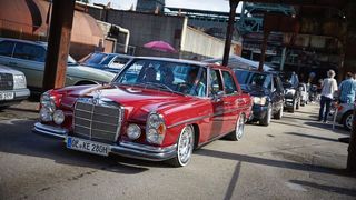 Die erste Veranstaltung wurde 2010 durchgeführt, zu der mehr als 250 Fahrzeuge kamen. Seitdem ist die Zahl der Fahrzeuge und Besucher stark angestiegen. Für die zweitägige Veranstaltung dient aktuell das ehemalige Hüttenwerk in Hattingen (LWL-Industriemuseum Henrichshütte) in unmittelbarer Nähe der Ruhr als Kulisse.  (Bild: Schöne Sterne)