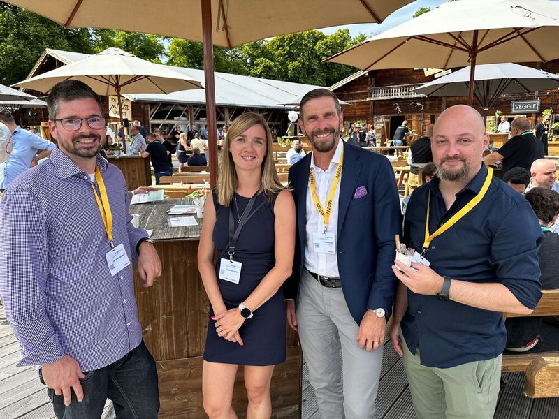 Im Schatten schmilzt das Eis nicht so schnell, (v. l.) David Neugebauer (VMware), Franziska Wittig (Arrow), Mario Euker und Jerome Klodzinski (VMware). (Bild: Vogel IT-Medien )