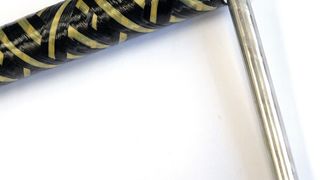 Am vorderen Ende der Handlingsstange befindet sich ein Adapter aus Aluminium mit dem kundenspezifische Enden eingebracht werden können. (Hänchen)