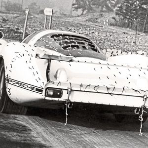 Wollfäden statt Hightech: Auf dem Skidpad führte Porsche auch Aerodynamikversuche durch. Hier ein 908 Langheck Coupé vor dem Versuch, zirka 1968.(Bild:  Porsche AG, McKlein Photography)