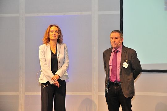 Isabell Dröfke und Franz Schmitt von der Dekra analysierten in ihrem Vortrag die Gleichwertigkeit von markengebundenen und Freien Werkstätten. (Archiv: Vogel Business Media)