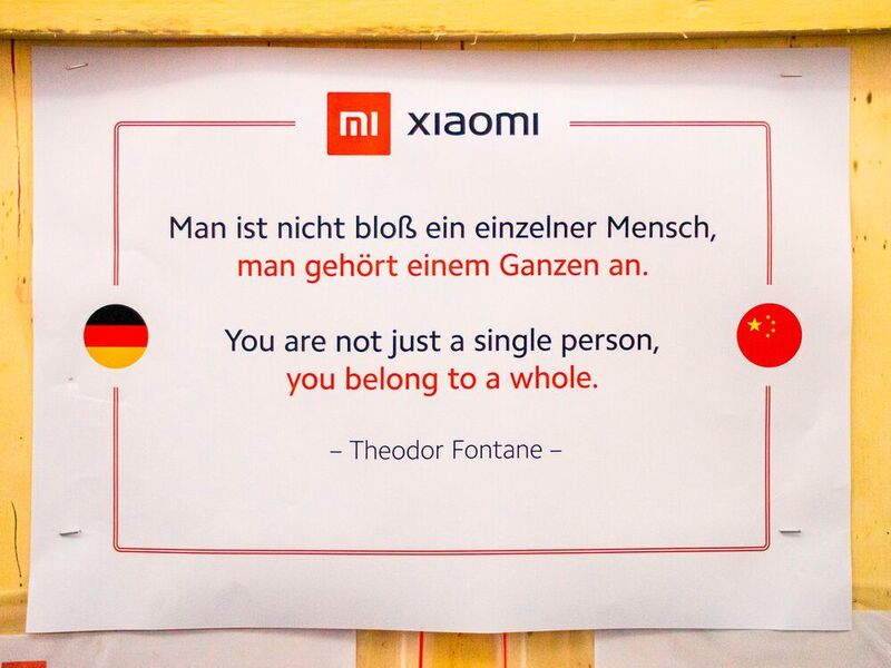 „Man ist nicht bloß ein einzelner Mensch, man gehört einem Ganzen an“ – dieser Leitspruch von Theodor Fontane steht auf den Lieferungen von Xiaomi, die als ein Ausdruck grenzüberschreitender Solidarität gemeint sind. (Xiaomi)