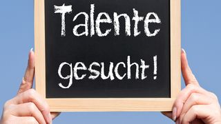 Nüchtern betrachtet ist es wesentlich sinnvoller, Zeit und Geld in passgenaue Stellenanzeigen zu investieren und die Vakanzen erst nach einer sorgfältigen Auswahl zu besetzen, anstatt hinterher mit faulen Kompromissen, mäßigen Ergebnissen und demotivierten Mitarbeitern zu leben. (Bild: Rabe Media/Fotolia)