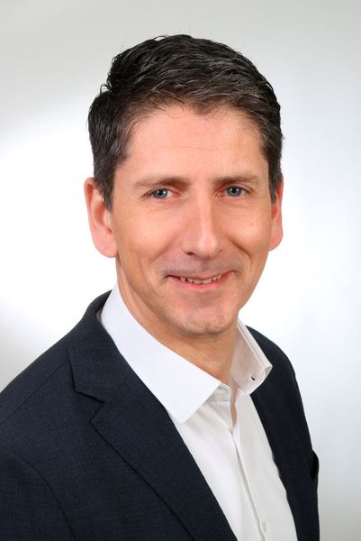 Thomas Twork wird ebenfalls zum 1. April 2019 der Nachfolger von Jurytko als neuer Standortverantwortlicher Mercedes-Benz Werk Gaggenau. Aktuell leitet der 47-Jährige im Mercedes-Benz Werk Mannheim die Produktion für Nutzfahrzeugmotoren. Nach seinem Einstieg bei der damaligen Daimler Chrysler AG im Jahr 2003 und verschiedenen Stationen am Standort Stuttgart-Untertürkheim verantwortete er die Produktionsplanung im Mercedes-Benz Werk Hamburg, bevor er 2015 im Mannheimer Motorenwerk die Leitung der Gießerei übernahm. (Daimler)