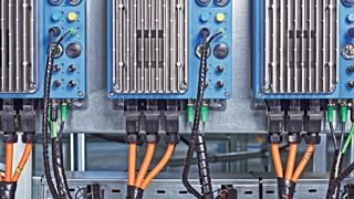 Dank der leistungsstarken PLC in den Frequenzumrichtern können die Nord-Antriebe Master-Slave-Gruppen bilden, die intelligent miteinander kommunizieren und eigenständig Steuerungsaufgaben übernehmen. (Nord Drivesystems)