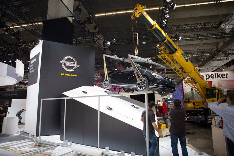 Opel etwa schafft 160 Lastwagen voll Material in die Messehalle, das mit drei Staplern und 41 Hebebühnen ausgeladen und montiert wird. (Foto: sp-x)