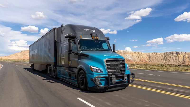 Die meiste Zeit ist der Truck namens „Freightliner Cascadia“ autonom unterwegs. (Bild: Daimler Trucks)