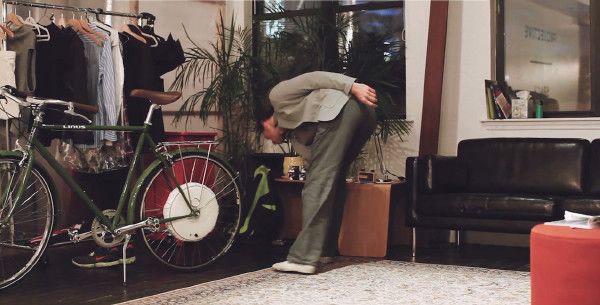 Der Akku sitzt in einem eigenen Gehäuse, (FlyKly)