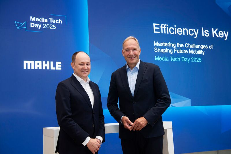 Mahle-CEO Arnd Franz (rechts) und Marco Warth, Leiter Konzernforschung und Vorausentwicklung, standen den Journalisten beim Tech Day Rede und Antwort.(Bild:  Mahle GmbH)