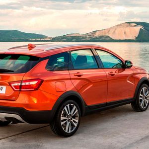 Auf dem Weg zum wichtigsten Modell ist aber schon das jüngste Lada-Familienmitglied: der Vesta. Hier zu sehen in der Kombi-Ausführung. Diese soll früheren Plänen zufolge in diesem Jahr auch in Deutschland starten.(Bild:  Avtovaz)