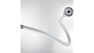 Nicht alle Schläuche sind in der Pharma- oder Chemie-Industrie zu gebrauchen. Die PTFE-Schlauchleitung mit glattem Liner und Druckträger mit siliconbeschichtetem Edelstahlgeflecht eignet sich besonders für Pharmaanwendungen. Die Triclamp-Armaturen sind beidseitig gebördelt. (Bild: Markert)