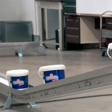 Für eine Förderstrecke für Mozzarella-Verpackungen verwendet Zott das Kettenfördersystem Varioflow plus von Bosch Rexroth mit Komponenten aus Edelstahl.  (Bild: Heldele Automation )