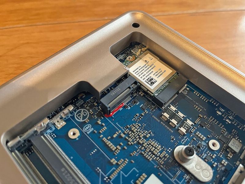 Unter der M.2-2280-SSD sitzt das Wi-Fi-6E-Modul mit Mediatek-MT7922-Chip.  (Bild: Vogel IT-Medien)