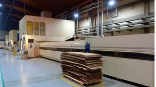 Ganze 16 m lang ist die Heiz- und Zugpartie der BHS-Wellpappenanlage bei Nestler Wellpappe. Das System arbeitet mit einer sogenannten Plate-Roll-Anpressmaschine, die „Schuhe“ und Rollen kombiniert. (Bild: GKD)