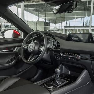 Auch im Innenraum zeigt der Mazda 3 mit klassischen Zeigerinstrumenten und knopfbasierter Bedienung eigenen Stil.(Bild:  Mazda)