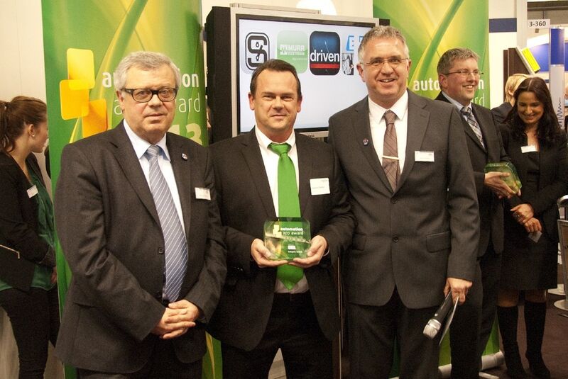 v.l. Reinhard Kluger, elektrotechnik, Stephan Zentara, Schneider Electric, und Bernd Weinig, elektrotechnik. (elektrotechnik/Vogt/Kunze)