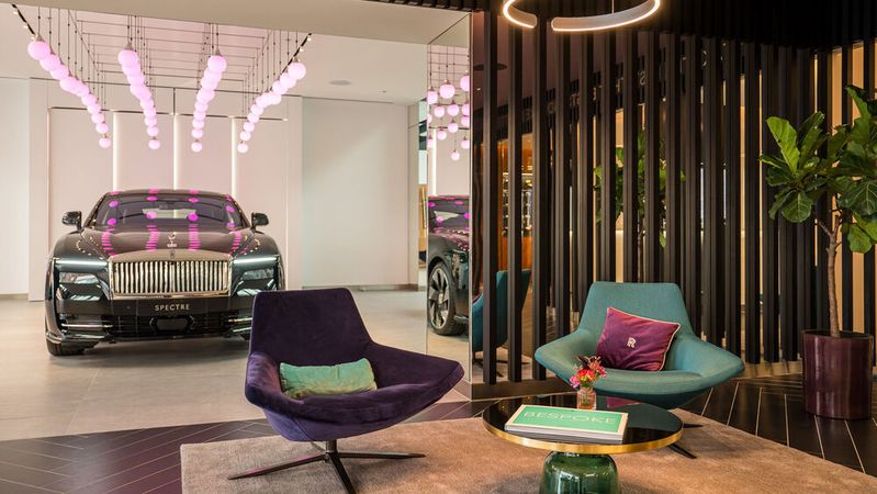 Riller & Schnauck hat kräftig in die Marke Rolls-Royce investiert und seinen Showroom gemäß der neuen Visual Identity des Luxusherstellers umgstaltet.(Bild:  Rolls-Royce)