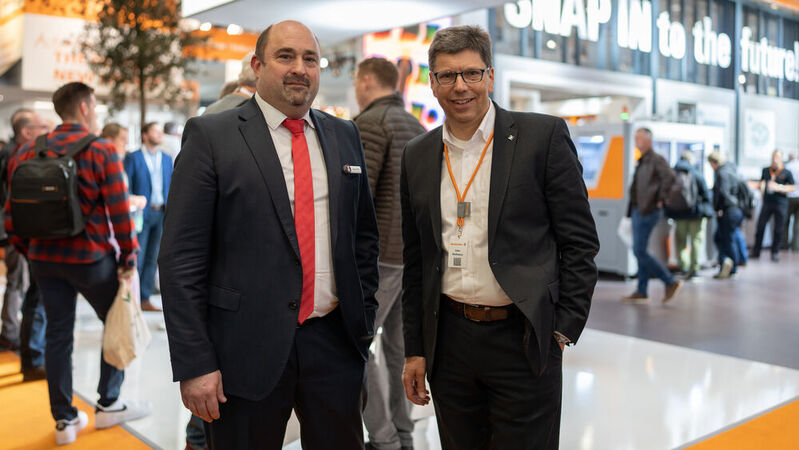 Sebastian Seitz (links), CEO von Eplan, gemeinsam mit Volker Bibelhausen, Vorstandssprecher und Technologievorstand bei Weidmüller.