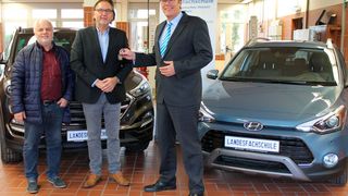 Freuen sich über neue Hyundai-Modelle: (v.li.) Die beiden Werkstattleiter Peter Schott und Matthias Grieger sowie Schulleiter Claus Kapelke. (Bild: Landesfachschule Hessen)