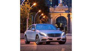 Das intelligente LED-Lichtsystem der neuen Mercedes-Benz S-Klasse passt sich automatisch den Fahrbedingungen an. (Foto: Daimler)