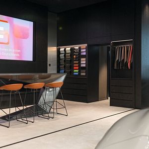 In der Fitting Lounge können Kunden, ähnlich wie im Porsche-Zentrum, Materialien rund um die Gestaltung von Fahrzeugen unter die Lupe nehmen.(Bild:  Porsche AG)