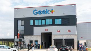 KI trifft Lagerrobotik: Im Düsseldorfer Innovation Lab demonstriert Geekplus unter anderem humanoide Roboter, mobile Transportsysteme und das KI-Framework Gravity. (Bild: Geekplus)